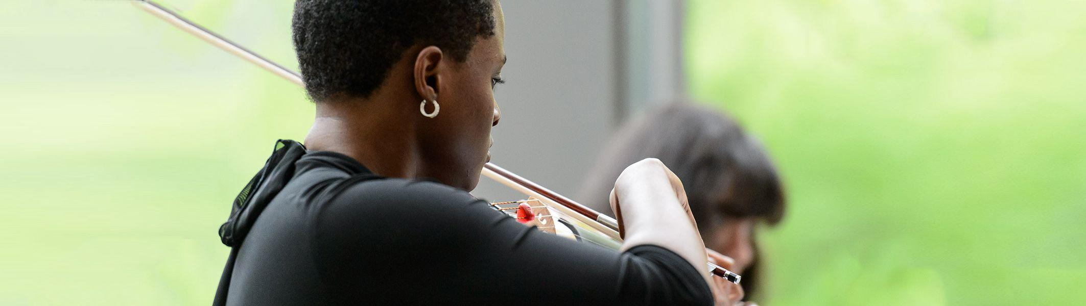 woman playing violin