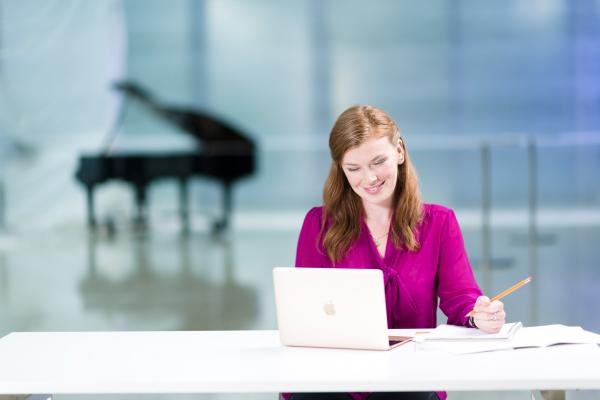 A women working at the laptop
