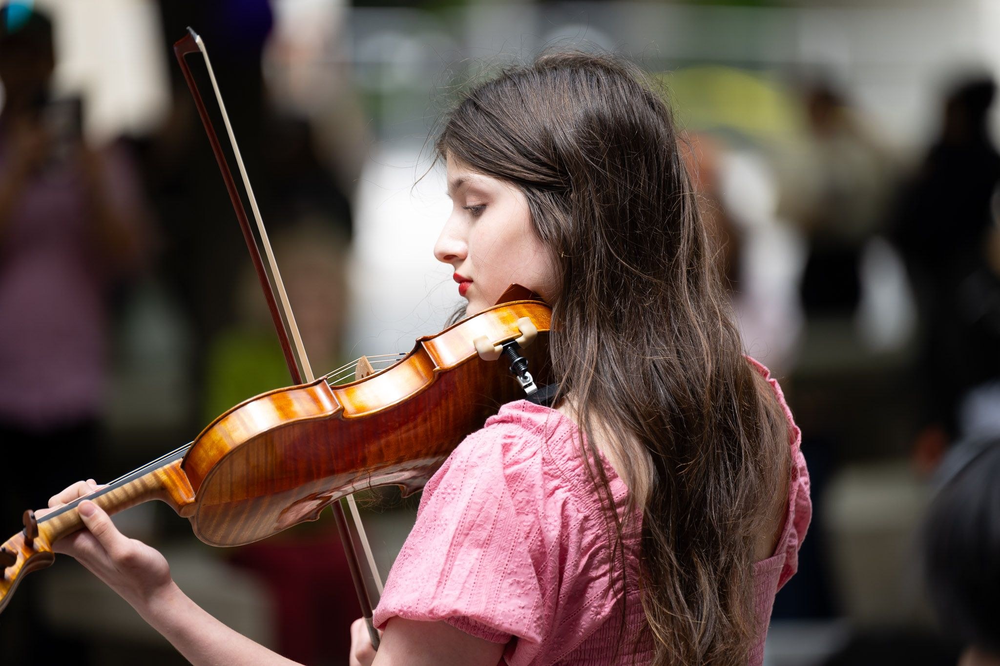 girl plays violin