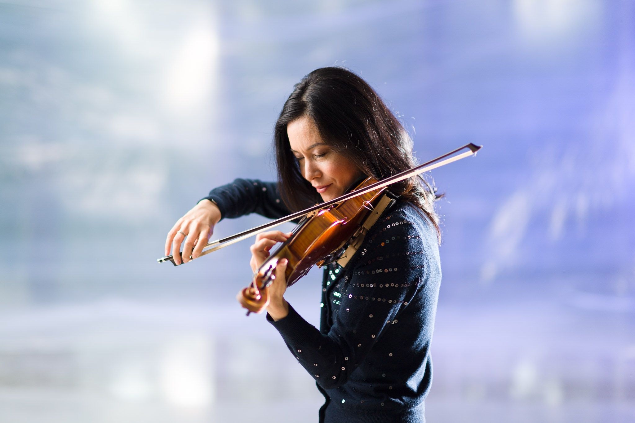 woman playing the violin